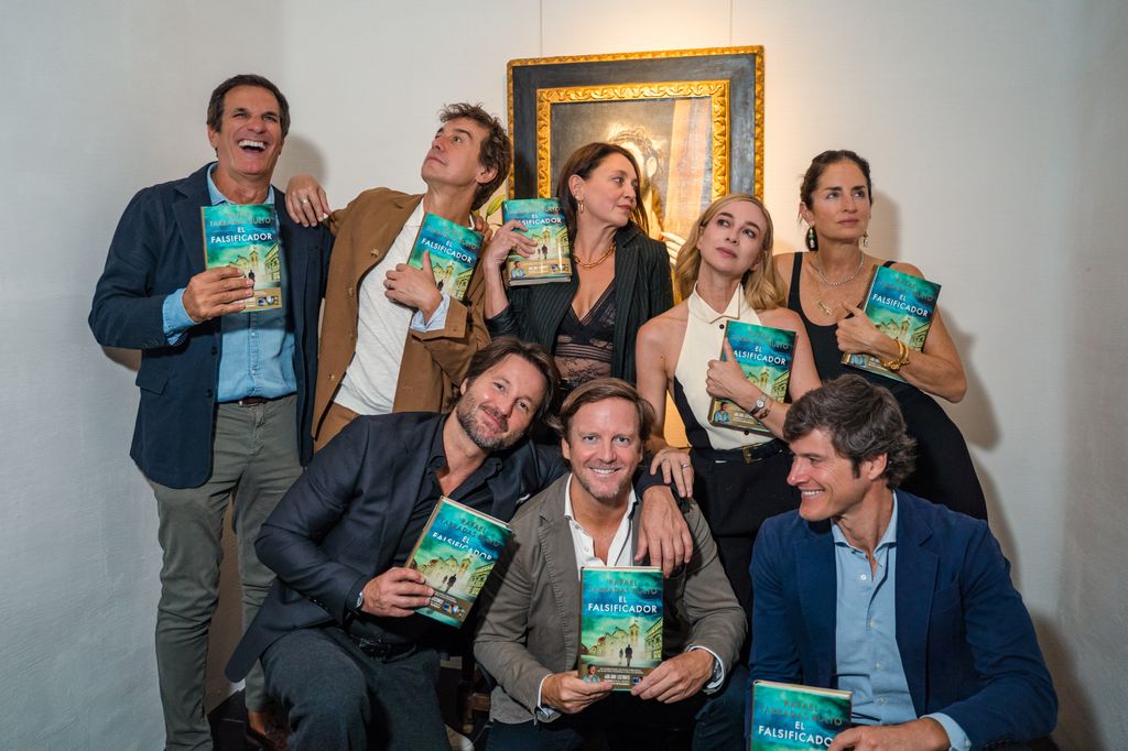 Rafa Tarradas, rodeado de amigos, en la presentación de su libro en la galería de arte Colnaghi
