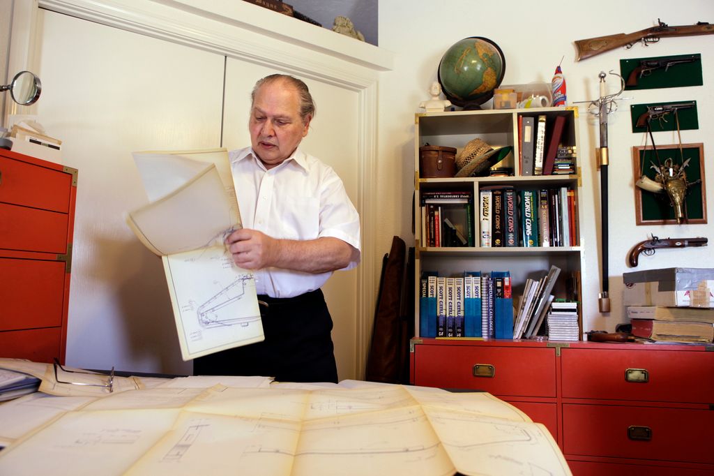Ronald Wayne, tercer cofundador de Apple, revisa en su casa de Nevada los planos amarillentos de un diseño del Apple I que nunca llegó a construirse, décadas después de abandonar la compañía por miedo al riesgo financiero de aquella joven startup