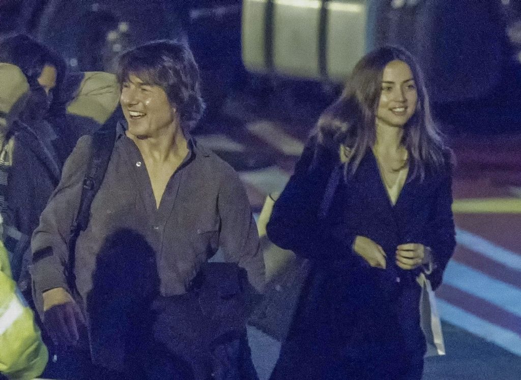 Tom Cruise y Ana de Armas fueron vistos muy contentos llegando a un helipuerto en Battersea, Londres, avivando los rumores de romance