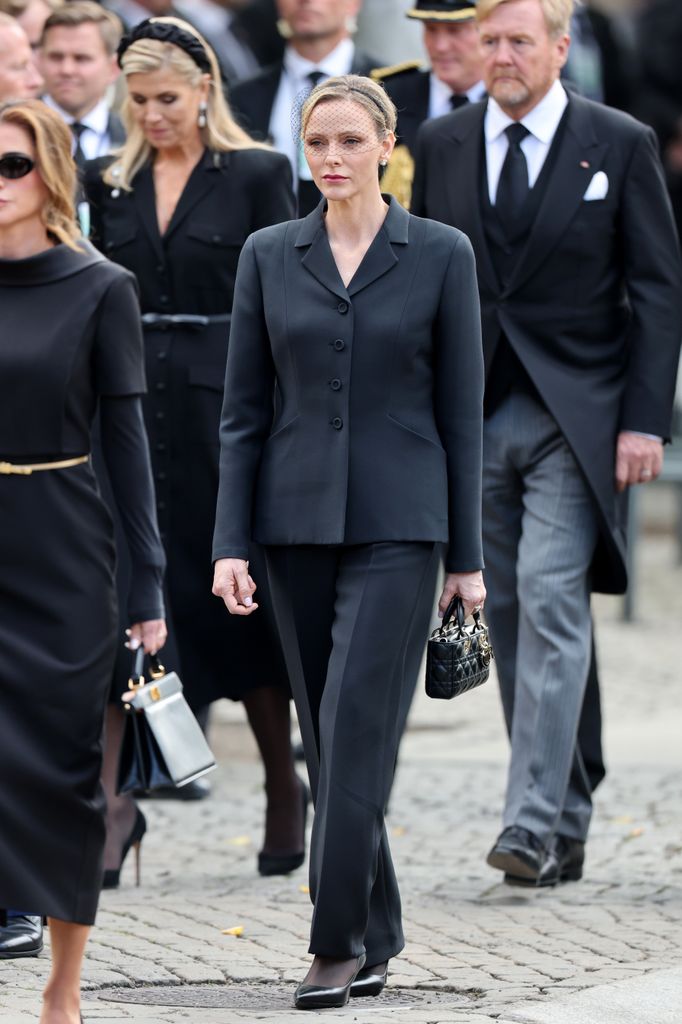 Charlene de Mónaco, de negro y con traje, en el funeral del rey Harald de Noruega