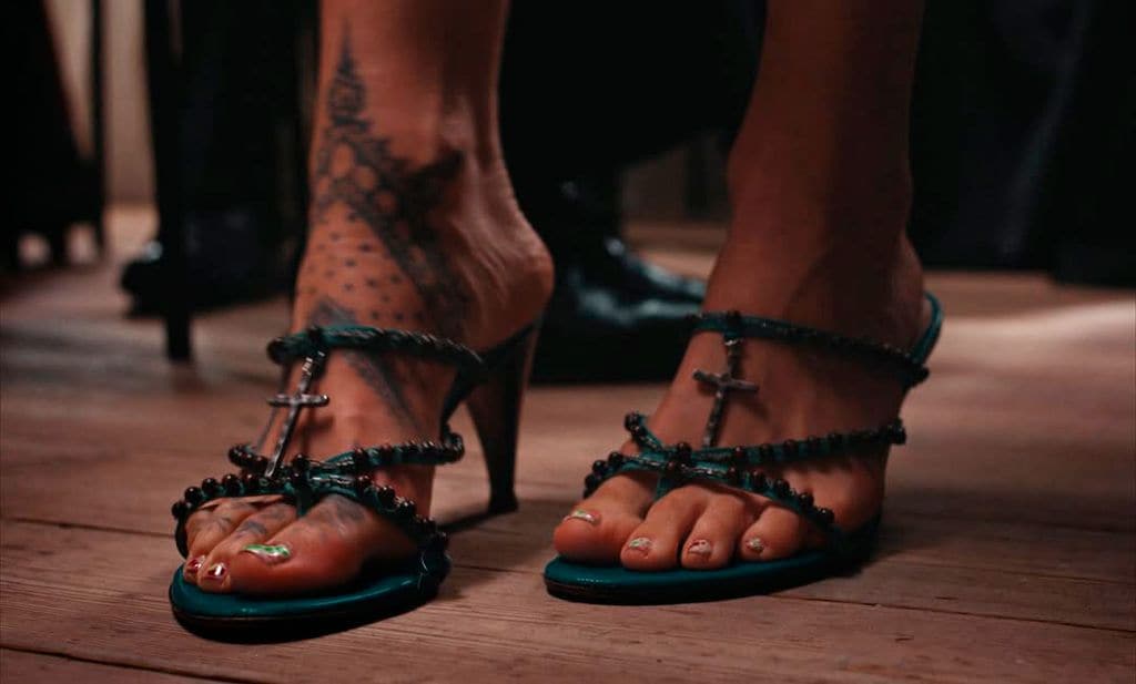 Rosalía en el videoclip de Berghain con sandalias vintage