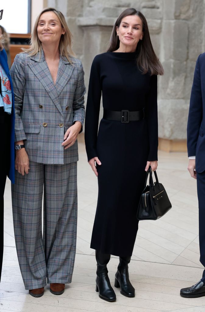 Plano entero de la reina Letizia con look negro