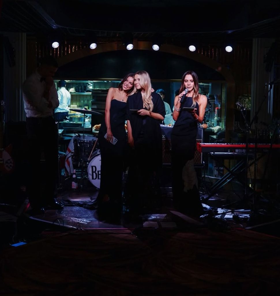 Jackie, Harper y Victoria se subieron al escenario para dedicarle unas palabras al cumpleañero