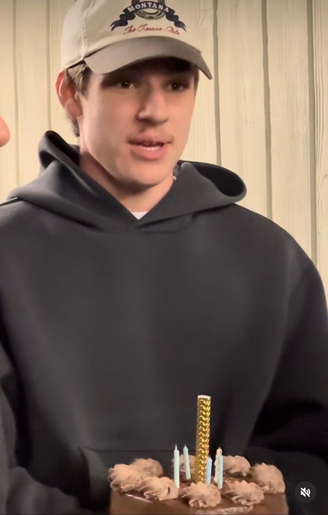 Matteo, uno de los mellizos de Ricky Martin, llevó el pastel de cumpleaños con el que el cantante fue sorprendido. 