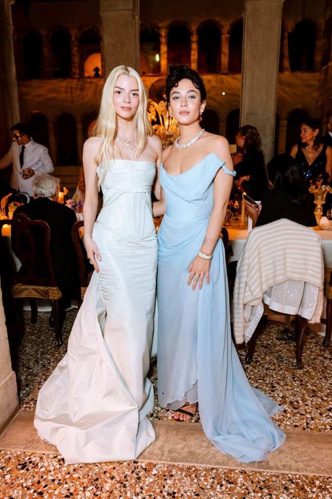 Anya Taylor-Joy y Matilda De Angelis posan juntas en la gala de Tiffany & Co.
