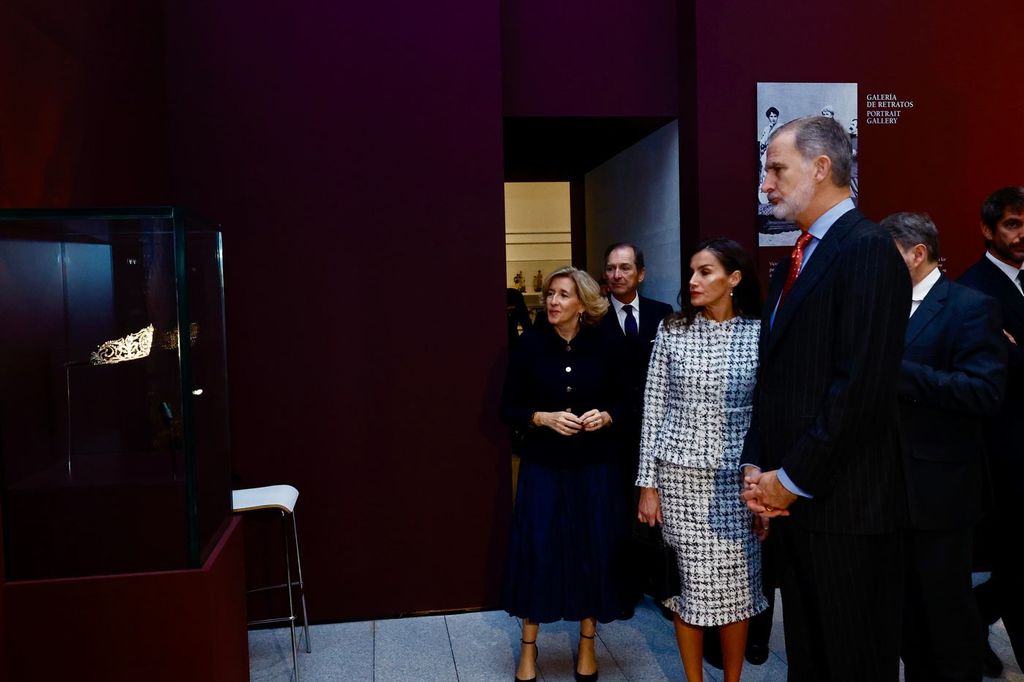 La reina Letizia, frente a frente, ante su tiara, la de la Flor de Lis, que fue un regalo de Alfonso XIII a su prometida, Victoria Eugenia de Battenberg 