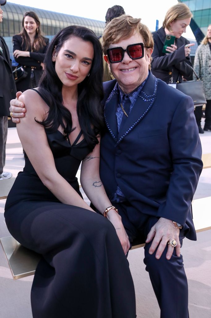 Dua Lipa y Elton John en un desfile de Versace en 2023