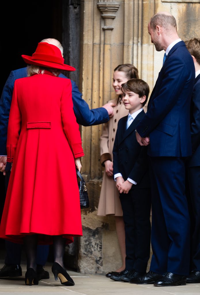 Los hijos de Kate y William saludaron a su abuelo, el rey Carlos III, antes de entrar a la capilla.