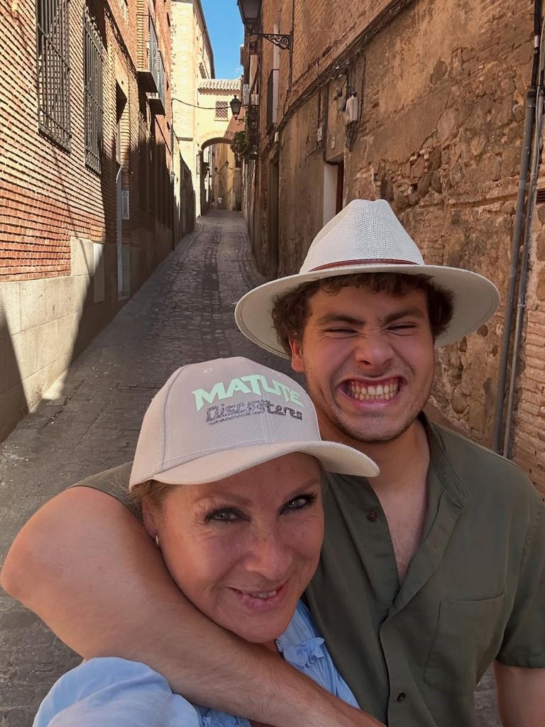 Leticia con su hijo Carlo en Toledo.