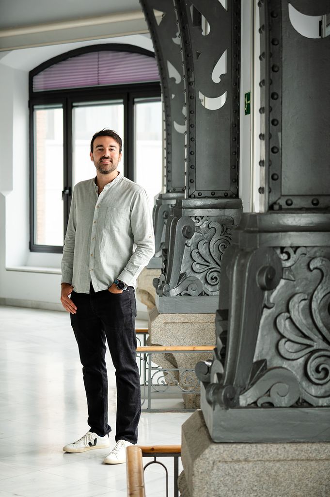 Aitor Sánchez posando por la campaña Razones de Peso de Lilly