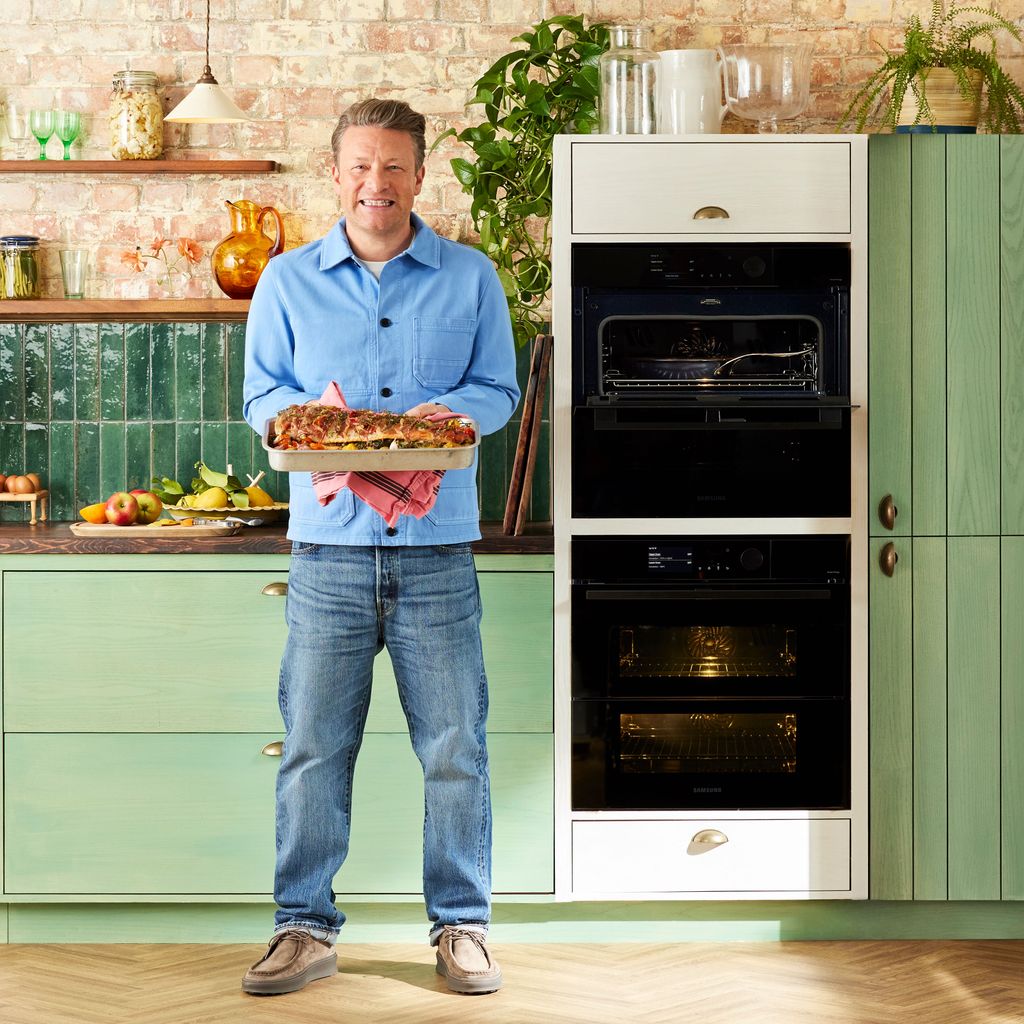 Jamie Oliver impulsa su “Food Revolution” para que niños y familias aprendan a comer mejor y combatir la obesidad infantil a través de la educación alimentaria en escuelas y comunidades