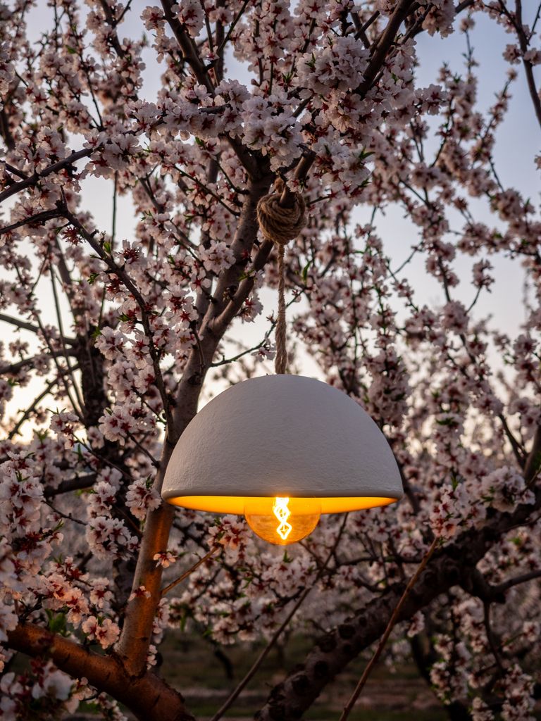 La iluminación es lo primero que cambia una terraza o un jardín