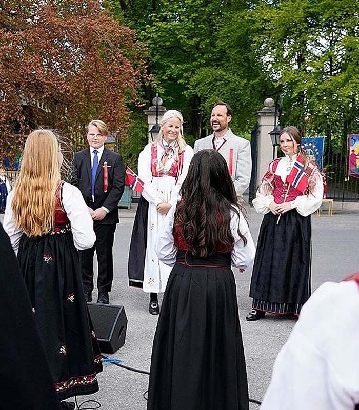 Haakon  y Mette Marit de Noruega con sus hijos
