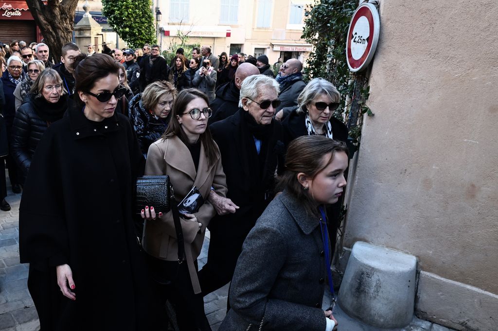 Anna Charrier, nieta de Brigitte Bardot, junto a Aurore Berge y Bernard D'Ormale, viudo de la actriz
