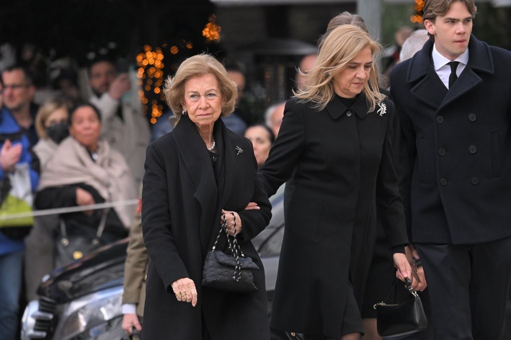 La reina Sofía junto a la infanta Cristina en el funeral de Irene de Grecia en Atenas