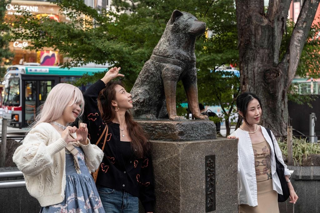 La estatua de Hachiko, en la estación de Shibuya (Tokio), honra al perro que esperó cada día a su dueño fallecido durante casi 10 años.