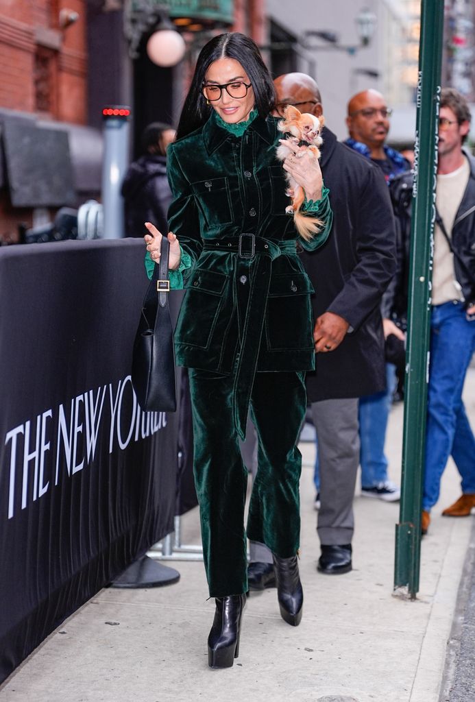 Demi Moore en Nueva York con traje verde y su chihuahua Pilaf, 2025.