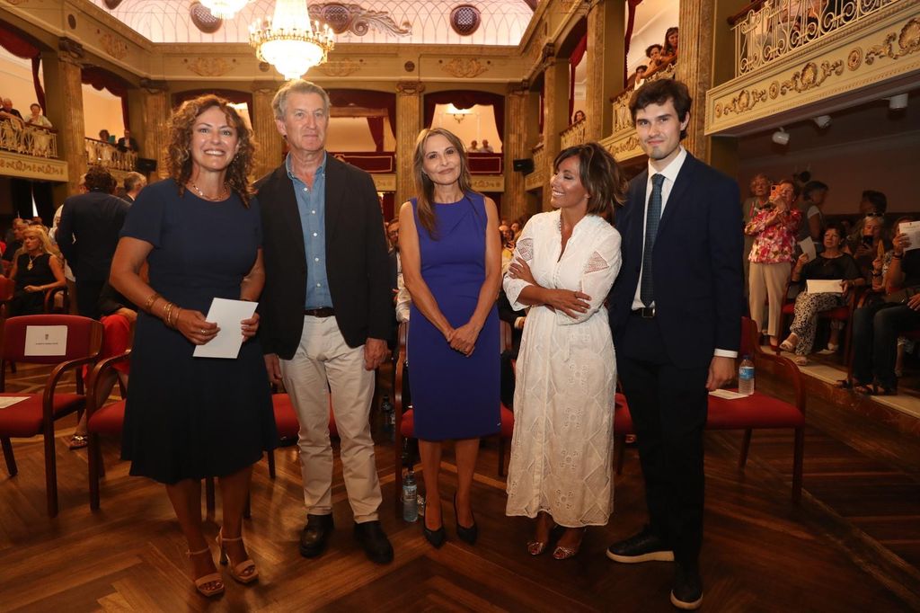 Los hermanos Ónega y Ángela Rodrigo junto a Alberto Núñez Feijóo en el homenaje póstumo a Fernando Ónega