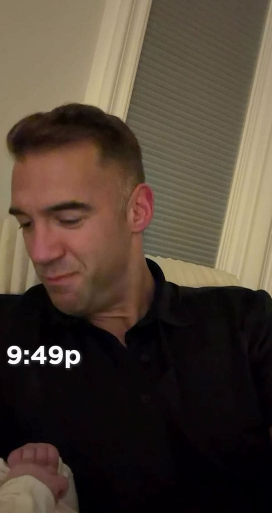 Lewis Howes con una de sus bebés a la hora de la siesta.