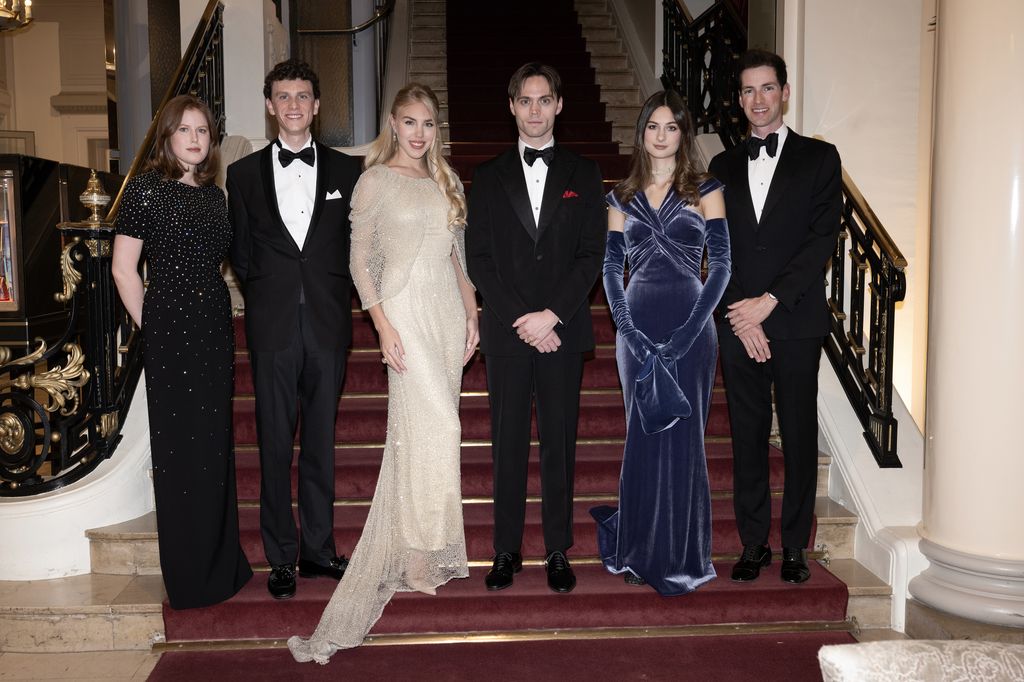 La princesa  Dorothee-Anastasjia de Arenberg, con el príncipe Paul-Louis of Nassau; la princesa Maria Carolina de Borbón- Dos Silicas con el duque de Crussol, la princesa Eulalia de Orleans-Borbón, con Pierre-Elzear Latecoere en el Baile de la Orden de Malta 