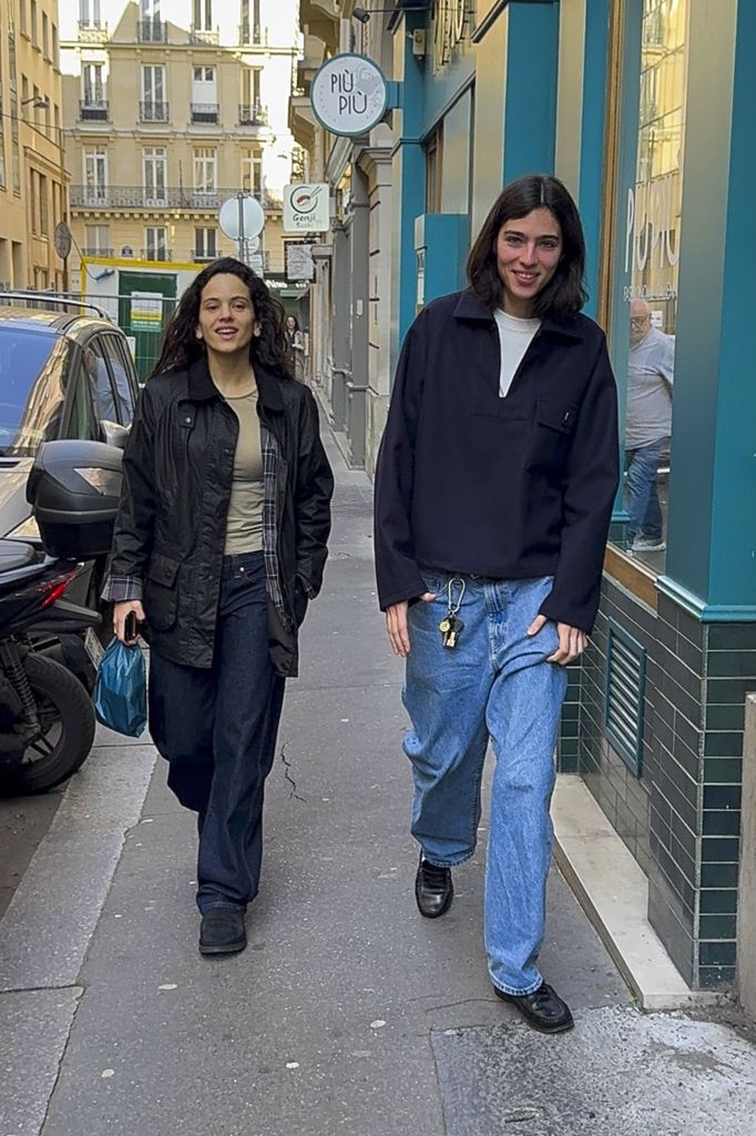 Rosalía y Loli paseando por París el 16 de marzo de 2026