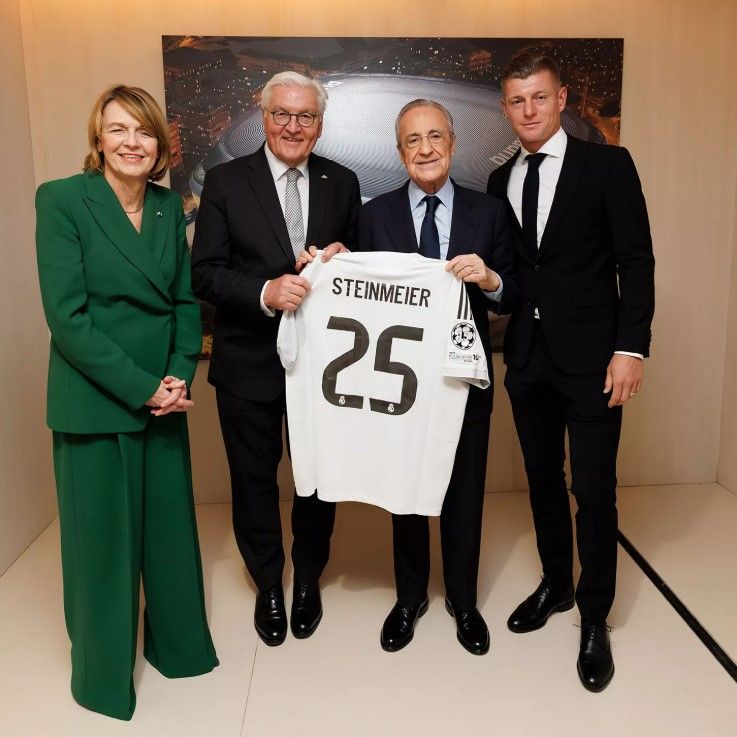 Toni Kroos y Florentino Pérez con el Presidente de Alemania, Frank-Walter Steinmeier, y su mujer, Elke Büdenbender, en el Bernabéu