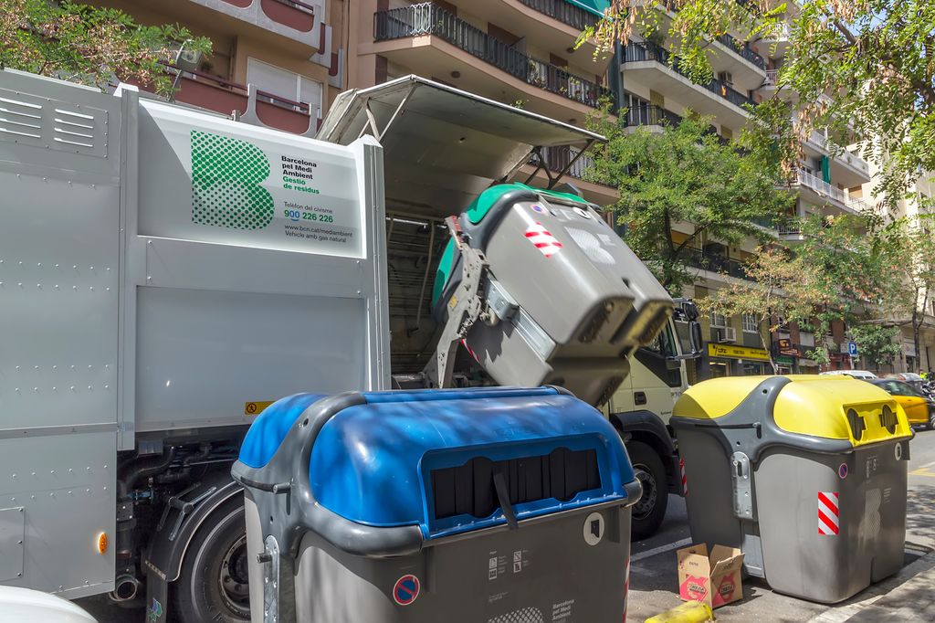 Camión recogiendo basura