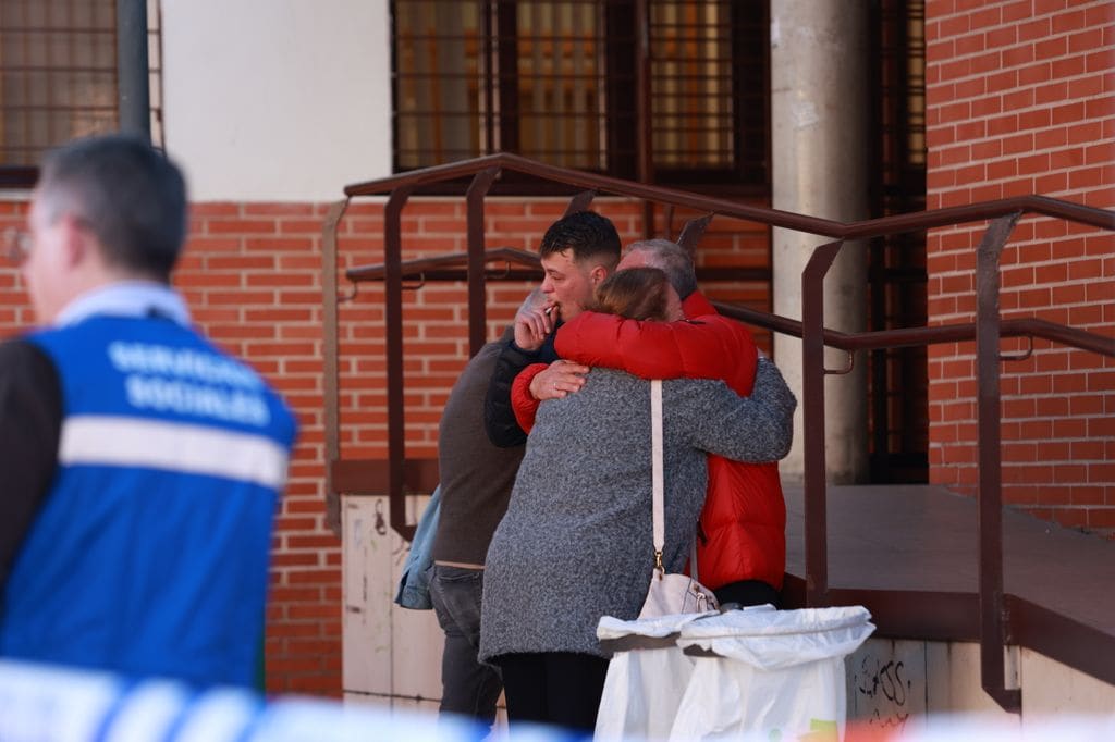 Familiares y afectados se consuelan entre abrazos después del choque de trenes ocurrido en Córdoba
