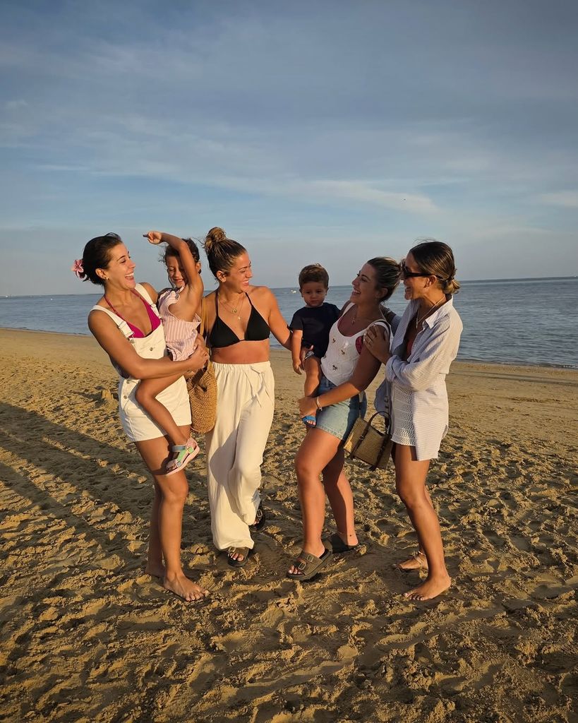 Carolina Marín con sus amigas en una playa de Huelva
