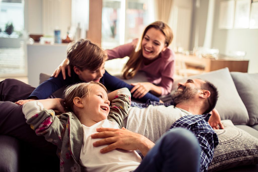 Familia feliz en el salón de casa