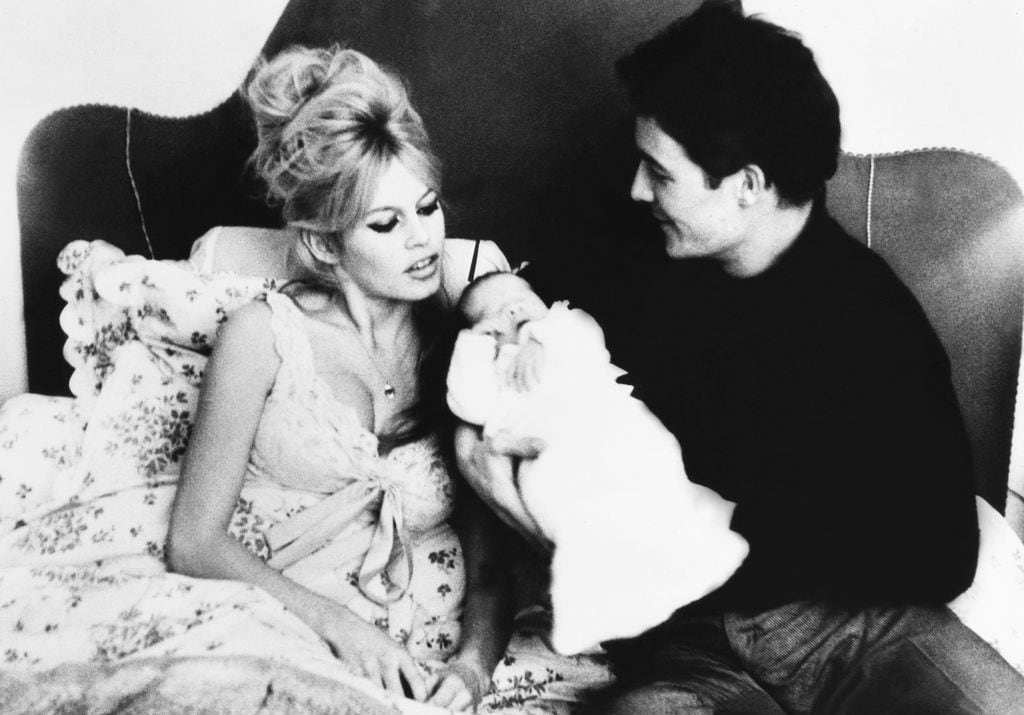 Brigitte Bardot, Jacques Charrier y su hijos Nicolas-Jacques de tres días de nacido, en 1960.