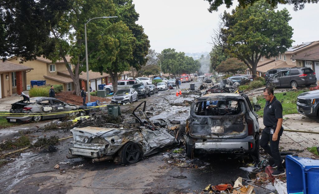 El combustible del avión siniestrado y las llamas de la casa provocaron que al menos media docena de automóviles se incendiaran.      