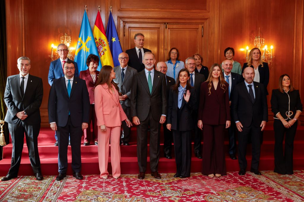 La familia real recibe a los premiados con el título de Hijo Adoptivo de Asturias y las Medallas de Oro de Asturias