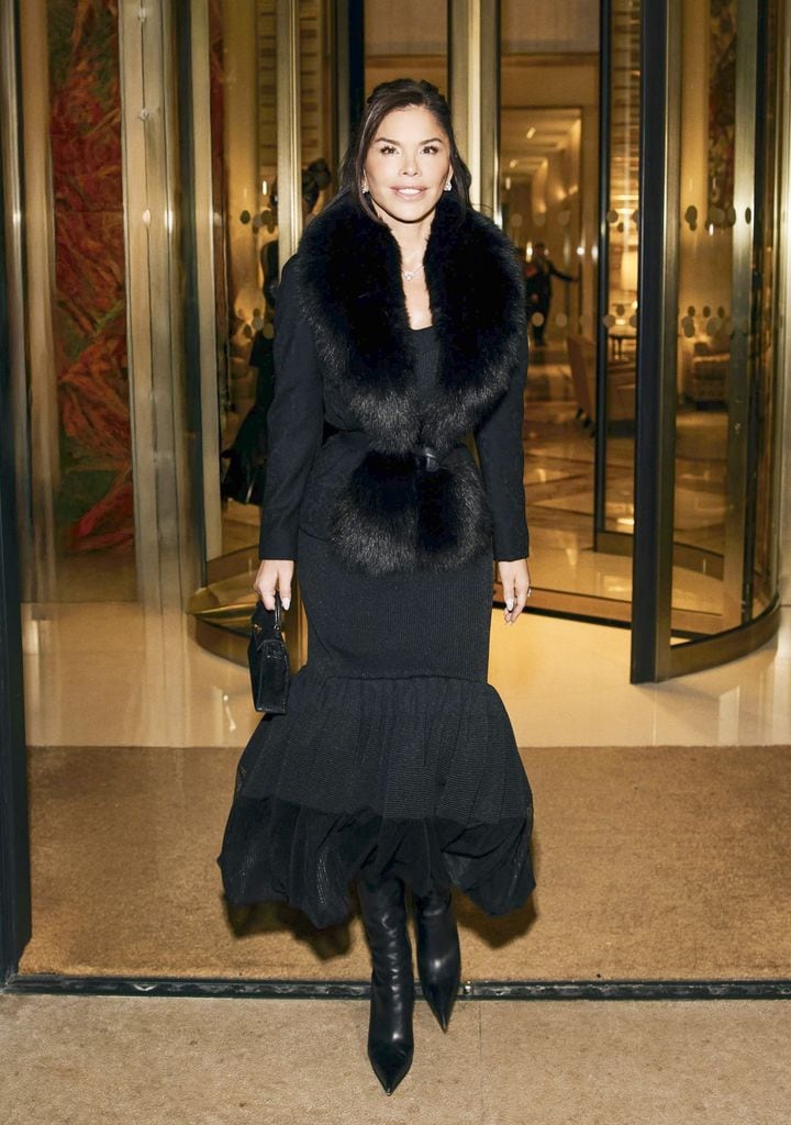 Lauren Sánchez fue vista sonriente al salir del Hôtel Cheval Blanc en París.