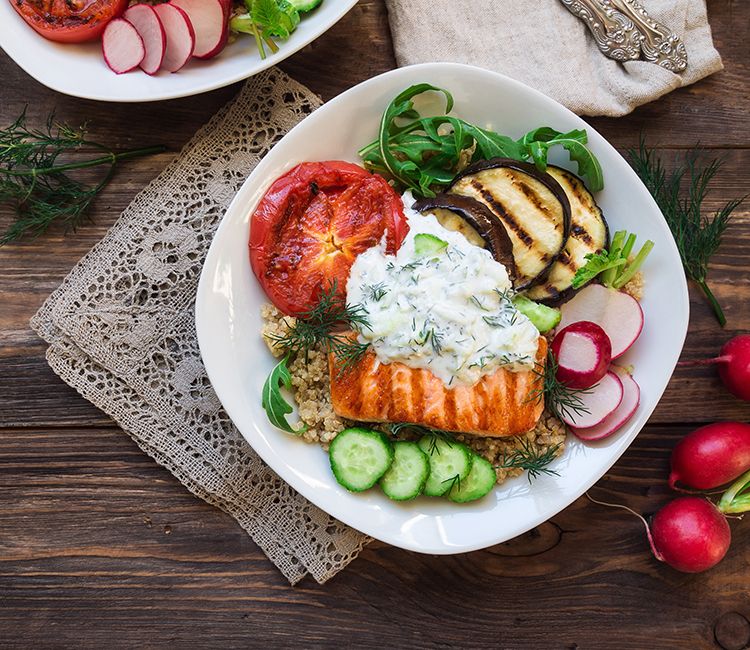 Salmón a la parrilla con 'tzatziki', verduras y quinoa
