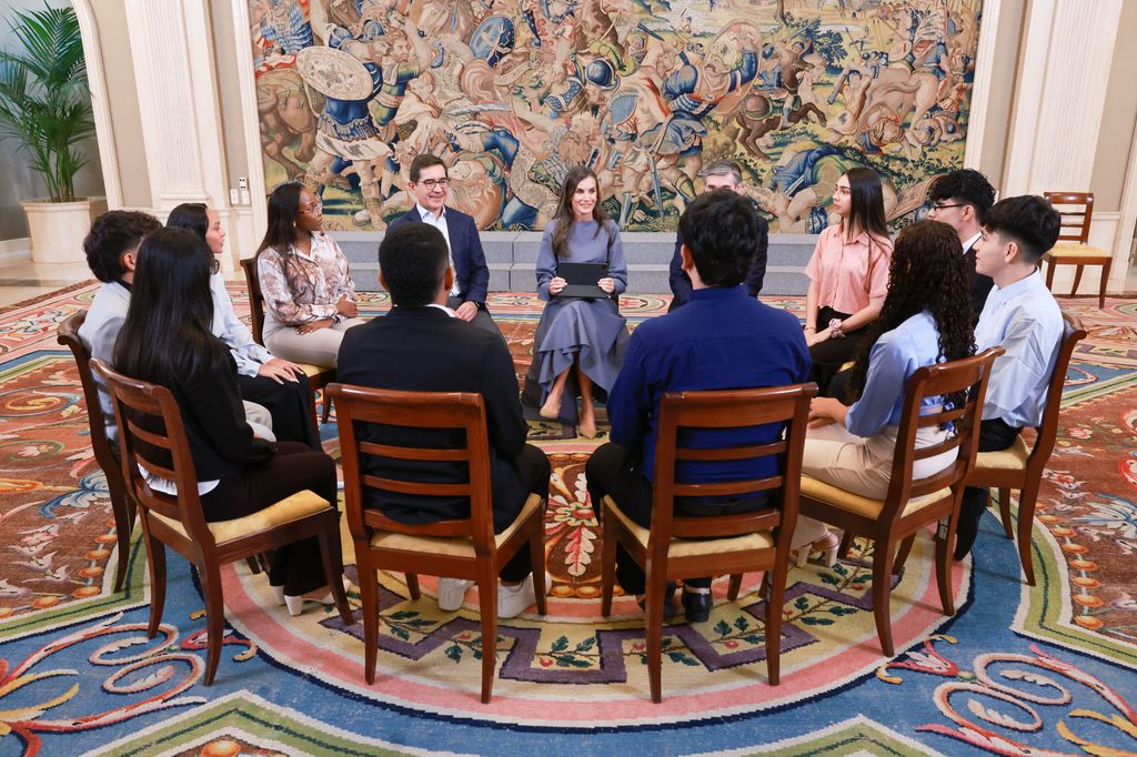 La Reina recibe a jóvenes de Colombia y Perú, hijos de emprendedores vulnerables, que podrán ir a la universidad gracias a una beca de la Fundación Microfinanzas BBVA (FMBBVA).
