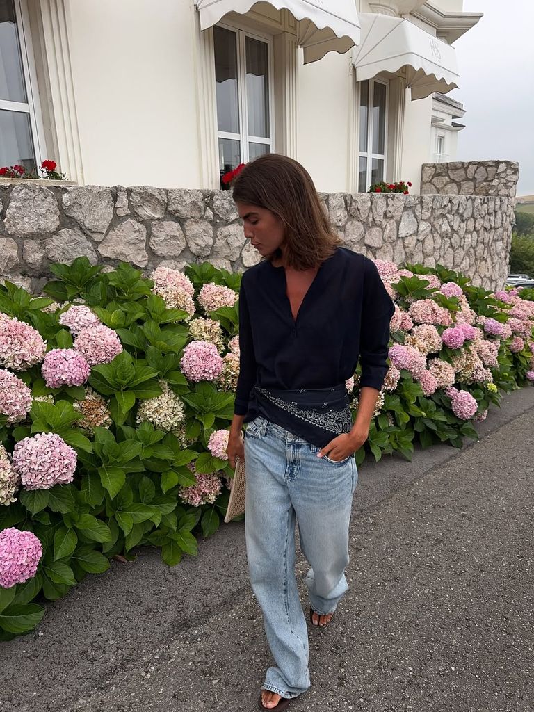 influencer con look basico