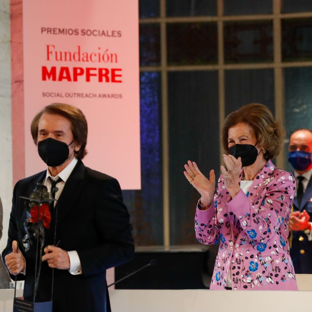 Raphael recibe premio de manos de la Reina Sofía
