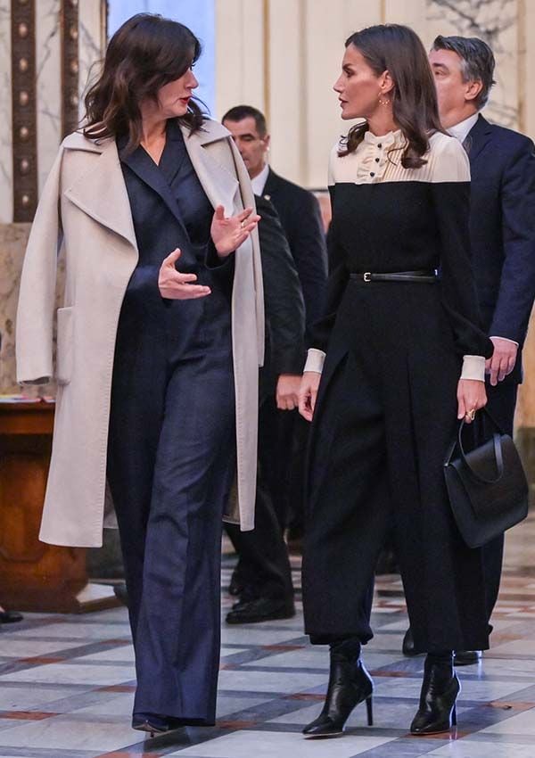 Doña Letizia estrena un favorecedor mono victoriano de pantalón 'culotte'