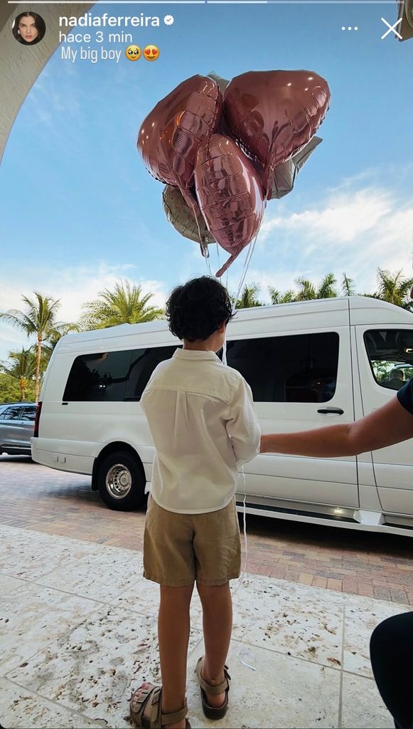 Parece que en esta fotografía, Nadia captó el momento del recibimiento de Marquitos a su hermana en casa, tras llegar del hospital. 