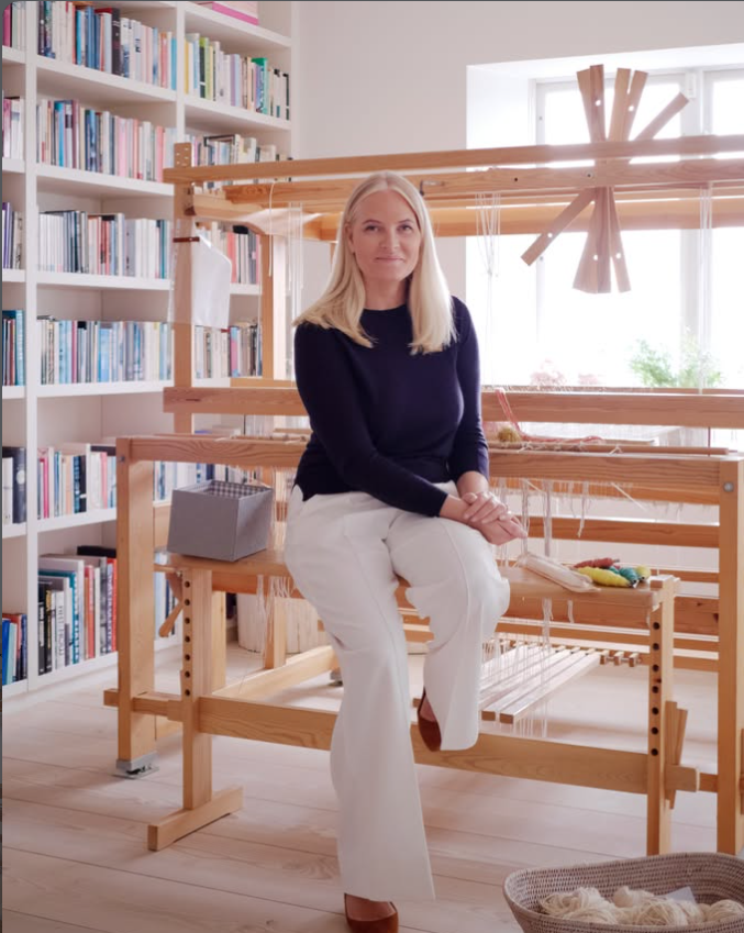 Mette-Marit de Noruega en un telar