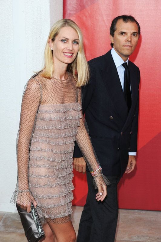 Isabella Borromeo es la hija mayor del conde Carlo Borromeo y la modelo Marion Zota, ella se casó con el magnate italiano del petróleo Ugo Brachetti Peretti, con el que tiene tres hijos
