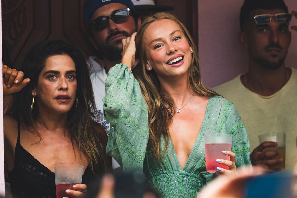 Ester Expósito y María León se sumaron a la lista de rostros conocidos que han pasado por 'La Casita', el rincón VIP más codiciado de los conciertos del artista puertorriqueño