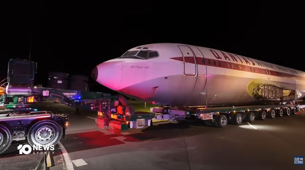 El fuselaje del Boeing 707 recorrió unos 20 kilómetros por carretera hasta llegar al aeropuerto de Shellharbour, en la costa sur australiana