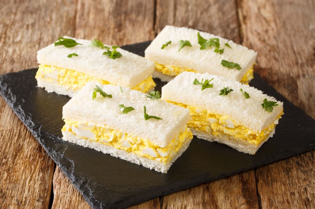Entre rebanadas de pan de molde blandito y esponjoso, se pone un cremoso relleno de huevo duro, mayonesa japonesa y mostaza.