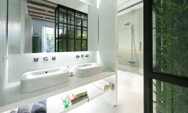 Los cuartos de baño se crean como áreas de relax, donde desconectar del ritmo de vida actual. Lavabos de Duravit, grifería de Rovira y bañera de Ideal Standard.
