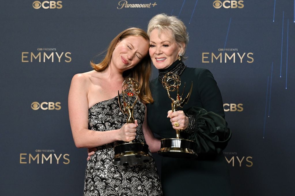 Jean Smart y Hannah Einbinder con sus Emmy 2025 por Hacks