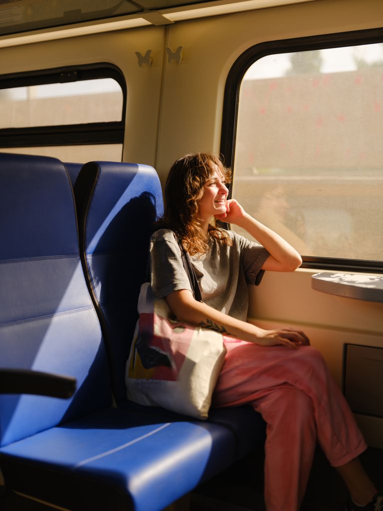 chica mirando ventana tren