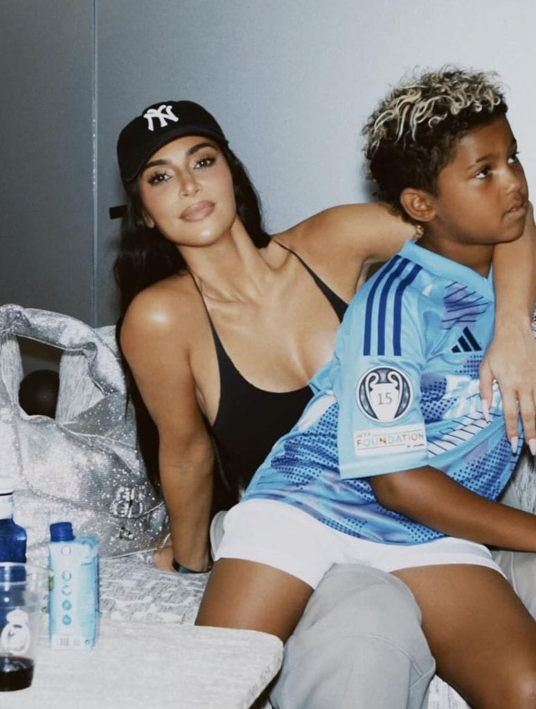 Kim Kardashian con su hijo Saint en uno de sus viajes juntos.