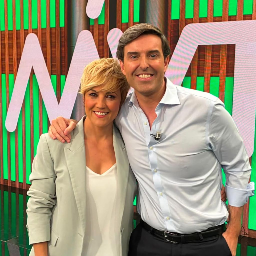 Cristina Pardo posa con el periodista Pablo Montesinos
